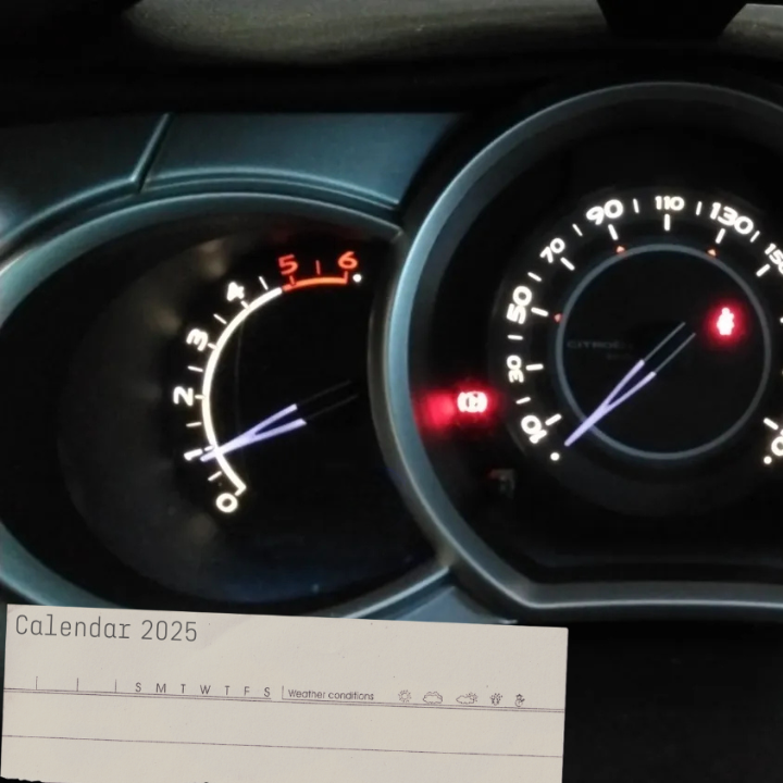 Page d'accueil section Les Dates - Montage d'image crée sur Canva . Cette image représente le compteur de tableau de bord d'une voiture Citroën DS3. Devant ce compteur se trouve un morceau de papier de calendrier 2025.