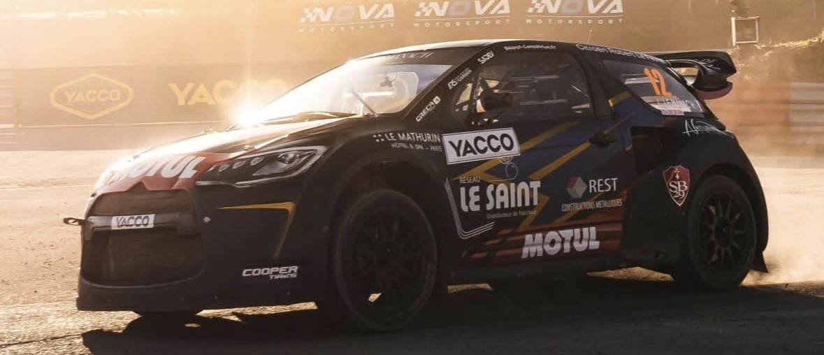 Partenaires de Laurent Le Manac'h - Cette image est une photo de la voiture Citroën DS3 WRX EVO 2022 de Laurent Le Manac'h. Nous pouvons voir le profil droit du véhicule avec une mise en évidence de plusieurs des sponsors de Laurent Le Manac'h.